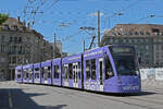 Be 6/8 Combino 651, auf der Linie 9, fährt am 20.07.2023 zur Haltestelle beim Bahnhof Bern.