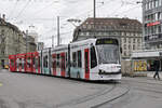 Be 6/8 Combino 752 mit der Werbung für die Swiss Life, auf der Linie 8, fährt am 17.04.2023 zur Haltestelle beim Bahnhof Bern.