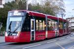 Der Stadler Tramlink Be 6/8 912 von BERNMOBIL am 3.11.23 kurz vor der Ankunft an der Endhaltestelle Bümpliz.