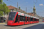 Be 6/8 Combino 652, auf der Linie 9, fährt am 12.08.2015 zur Haltestelle beim Bahnhof Bern.