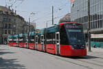 Be 6/8 Tramlink 918, auf der Linie 6, fährt am 11.06.2025 zur Haltestelle am Bahnhof Bern.