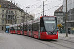 Be 6/8 Tramlink 914, auf der Linie 6, fährt am 16.10.2025 zur Haltestelle beim Bahnhof Bern.
