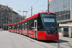 Be 6/8 925 Tramlink, auf der Linie 6, fährt am 11.06.2025 zur Haltestelle am Bahnhof Bern.