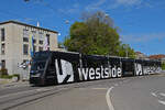Be 6/8 Combino 653 mit der Westside Werbung, auf der Linie 8, fährt am 20.04.2026 bei der Haltestelle Helvetiaplatz ein. Aufnahme Bern.