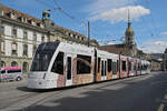 Be 6/8 Combino 669 mit der Werbung für die Lindenhofgruppe, auf der Linie 9, fährt am 20.04.2026 zur Haltestelle beim Bahnhof Bern.