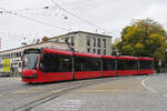 Be 4/6 Combino 757, auf der Linie 7, fährt am 16.10.2025 bei der Haltestelle Helvetiaplatz ein. Aufnahme Bern.