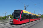 Be 6/8 Combino 665, auf der Linie 9, �berquert am 20.04.2026 die Kornhausbr�cke. Aufnahme Bern.