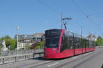 Be 6/8 Combino 658, auf der Linie 9, �berquert am 20.04.2026 die Kornhausbr�cke. Aufnahme Bern.