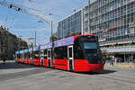 Be 6/8 Tramlink 922, auf der Linie 6, f�hrt am 20.04.2026 zur Haltestelle beim Bahnhof Bern.