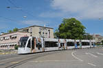 Be 6/8 Combino 669 mit der Werbung f�r die Lindenhofgruppe, auf der Linie 7, f�hrt am 15.06.2026 bei der Haltestelle Helvetiaplatz ein.