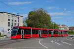 Be 6/8 Tramlink 915, auf der Linie 6, f�hrtz am 20.04.2026 bei der Haltestelle Helvetiaplatz ein.