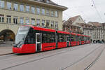 Be 6/8 Tramlink 925, auf der Linie 6, bedient am 16.10.2025 die Haltestelle Zytglogge beim Casinoplatz. Aufnahme Bern.