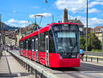 Stra�enbahn Bern  Tramlink  Be 6/8 903 auf der Linie 9 nach Wankdorf Bhf auf der Kornhausbr�cke, 31.08.2026.