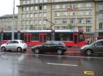 Individual- und ffentlicher Verkehr auf dem Berner Bahnhofplatz.