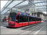 Bernmobil-Tram 751 ist am 26.07.2008 auf der Linie 3 unterwegs und steht auf dem Bahnhofplatz unter dem schnen Dach der dortigen Haltestelle