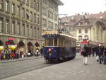 Das Mrlitram kurvte am 13. Dezember 2009 durch bern. Hier bei der Haltestelle Brenplatz.