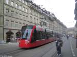 Bernmobil Nr. 651 (Siemens Combino-Classic) am 9.2.2010 kurz vor dem bahnhof Bern. Die Combino Classic haben eine grssere Dachbande, was natrlich grssere Dachwerbungen und somit einen besseren Werbeauftritt schafft.