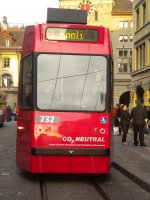 Bernmobil Be 4/8 732 trgt wie jedes Tram und wie jeder Bus die Aufschrift: Co  NEUTRAL                     Dieses Tram fhrt klimaschonend mit Elektrizitt aus                    Wasserkraft.