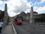 BernMobil Nr. 765 (Be 6/8 ''Combino Basic'') berquert am 3.8.2010 die Kornhausbrcke.