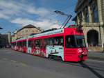 Vevey Tram mit der Betriebsnummer 735 mit Werbung fr eine Ausstellung ber James Cook im Historischen Museum Bern verlsst die Haltestelle Casinoplatz.