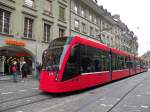 Combino mit der Betriebsnummer 671 auf der Linie 9 unterwegs in der Marktgasse in Bern.