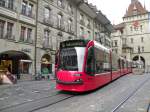 Combino mit der Betriebsnummer 752 auf der Linie 9 beim Kfigturm in Bern.