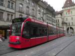 Combino mit der Betriebsnummer 754 auf der Linie 7 beim Kfigturm in Bern.