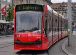 BERNMOBIL Combino auf der Tramlinie 9 nach Wabern hier bei der Abfahrt am Bahnhofplatz Bern