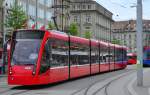 BERNMOBIL Combino XL auf der Tramlinie 9 nach Guisanplatz hier bei der Einfahrt am Bahnhofplatz Bern