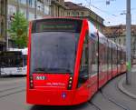 BERNMOBIL Combino XL auf der Tramlinie 8 nach Brnnen Westside hier bei der Abfahrt am Bahnhofplatz Bern, Im Hintergrund ein Bus nach Elfenau