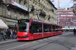 Combino mit der Betriebsnummer 758 auf der Linie 7 an der Haltestelle Bubenbergplatz in Bern.