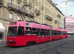 Be 4/8 mit der Betriebsnummer 735 auf der Linie 7 und der Dachwerbung mit der Werbefrage: Bin ich schn? bedient die Haltestelle Bubenbergplatz in Bern. Die Aufnahme stammt vom 18.02.2013.
