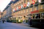 Bern, Lngssitztramzug 149 mit Anhnger 318 in der Innenstadt. Im gerade vorbeifahrenden Gegenzug (Anhnger 311) kmmert sich jemand wenig um die oberhalb des Ausstiegs angebrachte Tafel  Auf- und Abspringen whrend der Fahrt verboten ! 16.April 1970. 