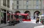 . In der Berner Altstadt - 

Combino-Tram am Kornhausplatz. 

21.06.2013 (M)