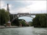 Stählerne Bogenbrücke -     Kirchfeldbrücke in Bern mit Straßenbahn.