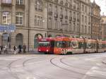 Tramwagen 742 der Linie 5 (Ostring) mit Werbung des Stromversorgers der Stadt Bern neben einem Autobus der Linie 19 (Elfenau)vor der Haltestelle Hirschengraben.