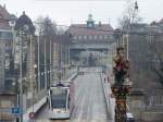 Die teuflische Tram 666 mit Huawei-Werbung erreicht in Kürze die Zytglogge. Am Kindlifresserbrunnen wird derweil ein Kind verspeist. Wohl bekomms! 1.1.2016, Bern