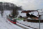 Zwischen Stadt und Land mit der Berner Strassenbahn: Bernmobil Combino-Wagen 752 im Abstieg nach Worb, 21.Januar 2016. 