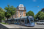 Das Knochentram. BERNMOBIL Combino XL 666 trägt derzeit eine Vollwerbung für die Orthopädie-Klinik Sonnenhof. Das Tram ist am 17. Juni 2016 auf der Linie 9 unterwegs, hier am Viktoriaplatz.<br>
Weitere Informationen gibt es unter <a href= http://www.knochentram.ch/de/ >www.knochentram.ch</a>