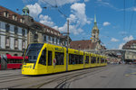 BERNMOBIL Combino 670 mit Werbung für die neu eröffnete Welle 7 fährt am 16. August 2016 über den Bubenbergplatz auf der Linie 8 in Richtung Brünnen.