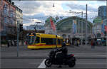Mit Motorrad -    Die Tramstation am Vorplatz von Basel SSB mit zwei Tango-Trams der Linie 10.