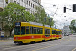 Doppeltraktion, mit dem Be 4/8 219 und dem Be 4/6 213, auf der Linie 17, fährt zur Haltestelle CIBA.