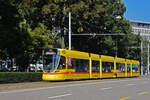 Be 6/10 Tango 166, auf der Linie 11, fährt zur Haltestelle am Bahnhof SBB.