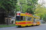 Be 4/8 254, auf der Linie E11, fährt zur Haltestelle am Aeschenplatz.
