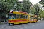 Be 4/8 207, auf der Linie E11, fährt zur Haltestelle am Aeschenplatz.
