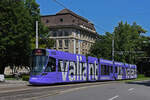 Be 6/10 Tango 151 mit der Werbung für die Bank Valiant, auf der Linie 11, fährt am 05.07.2022 zur Haltestelle am Bahnhof SBB.