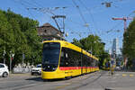 Be 8/10 TINA 4220, auf der Linie 10, fährt am 27.04.2026 zur Haltestelle am Bahnhof SBB.
