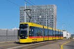 Be 8/10 TINA 4206, auf der wegen einer Baustelle umgeleiteten Linie 17, �berquert am 15.09.2026 die Dreirosenbr�cke Richtung Haltestelle Novartis Campus.