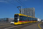 Be 8/10 TINA 4216, auf der wegen einer Baustelle umgeleiteten Linie 17, �berquert am 15.09.2026 die Dreirosenbr�cke Richtung Haltestelle Novartis Campus. Aufnahme Basel.