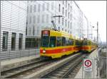 Tramlinie BLT 11 nach St.Louis Grenze und Aesch kreuzen sich vor dem Peter Merian Haus unweit des Bahnhofs Basel SBB.